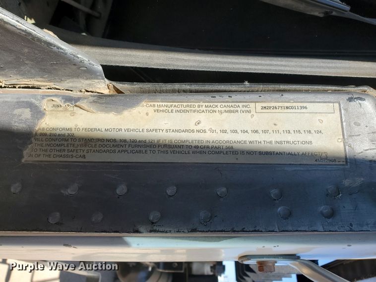 image for item DD0289 1992 Mack RD  winch truck