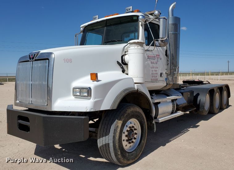 image for item DD0290 2006 Western Star 4900  semi truck