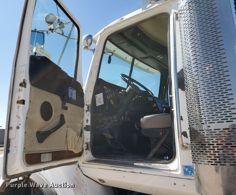 image for item DD0290 2006 Western Star 4900  semi truck