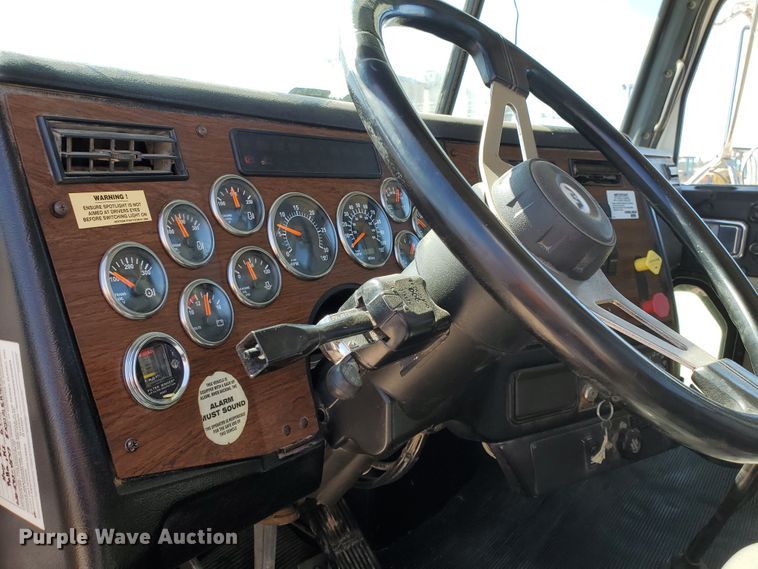 image for item DD0290 2006 Western Star 4900  semi truck