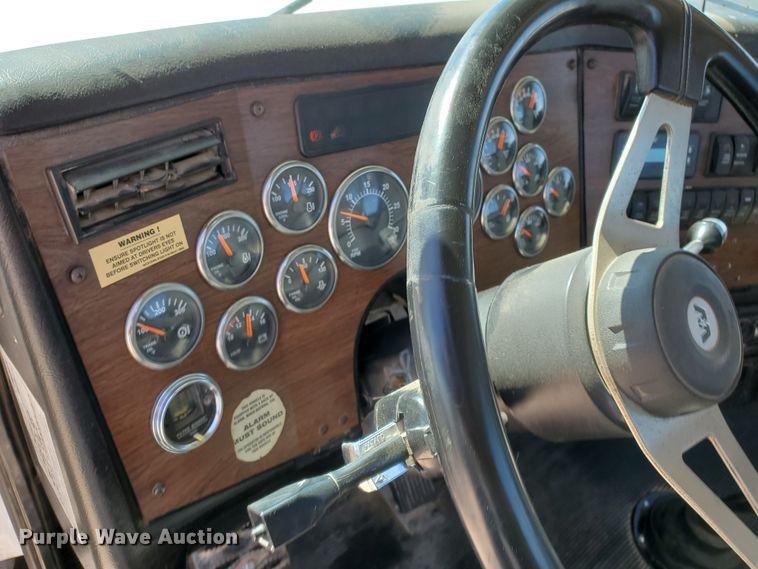 image for item DD0290 2006 Western Star 4900  semi truck