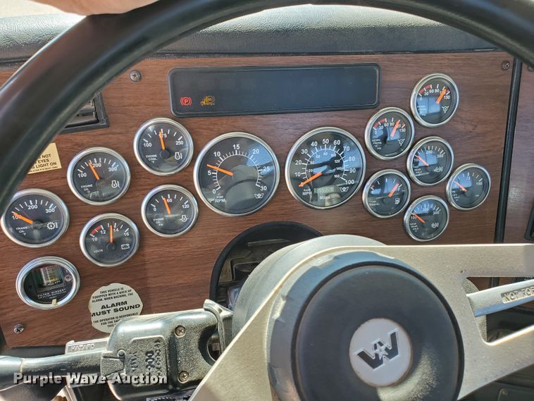 image for item DD0290 2006 Western Star 4900  semi truck