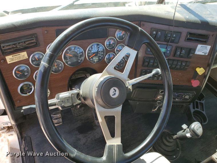 image for item DD0290 2006 Western Star 4900  semi truck