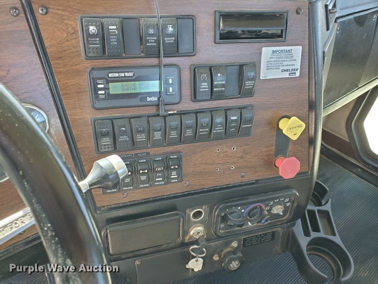 image for item DD0290 2006 Western Star 4900  semi truck