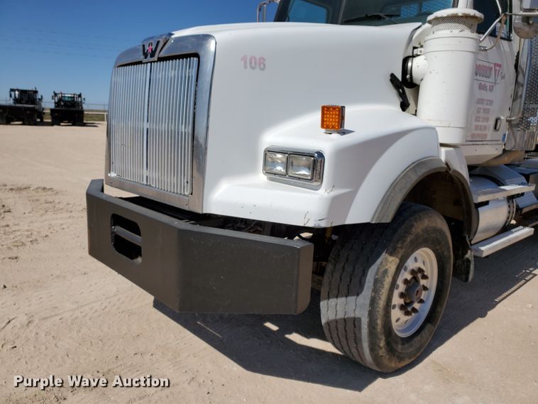 image for item DD0290 2006 Western Star 4900  semi truck