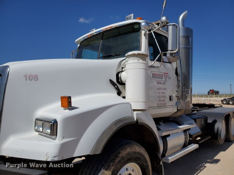 image for item DD0290 2006 Western Star 4900  semi truck