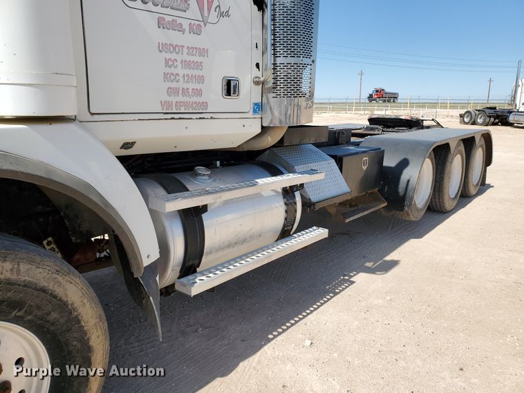 image for item DD0290 2006 Western Star 4900  semi truck