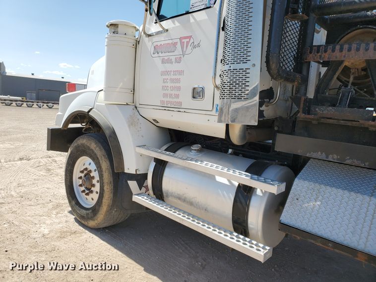 image for item DD0290 2006 Western Star 4900  semi truck