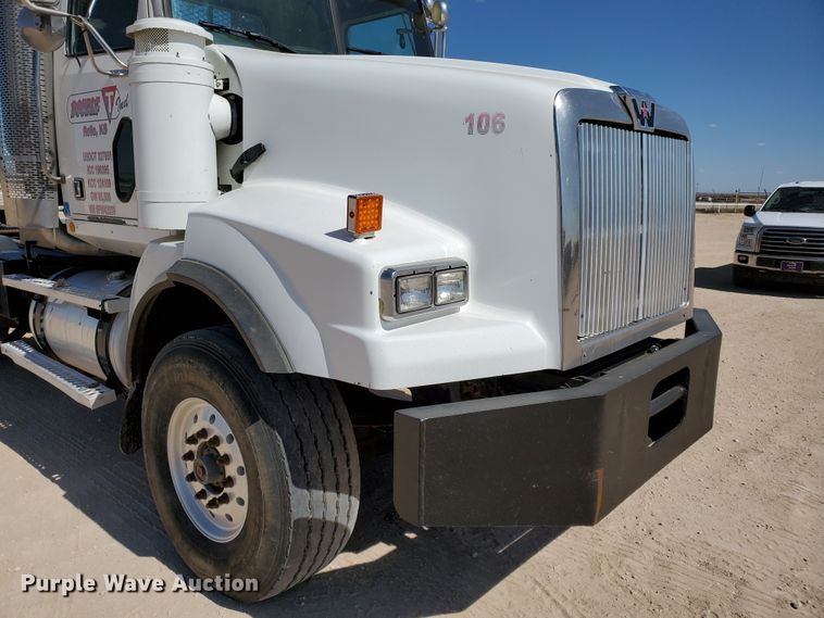 image for item DD0290 2006 Western Star 4900  semi truck
