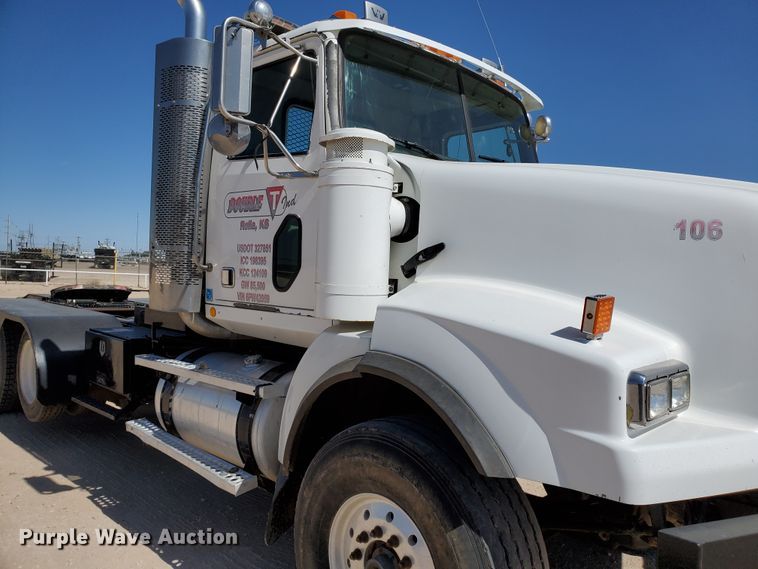 image for item DD0290 2006 Western Star 4900  semi truck