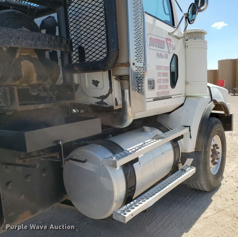 image for item DD0290 2006 Western Star 4900  semi truck