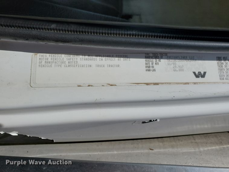 image for item DD0290 2006 Western Star 4900  semi truck