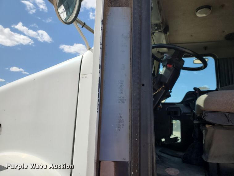 image for item DD0291 2001 Kenworth T800B  winch truck