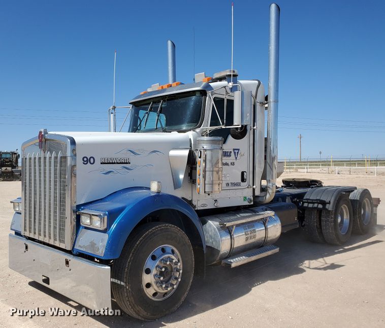 image for item DD0292 2007 Kenworth W900  semi truck