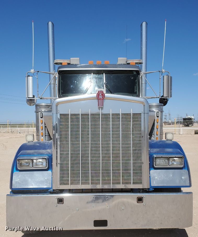 image for item DD0292 2007 Kenworth W900  semi truck
