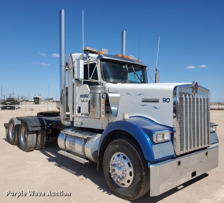 image for item DD0292 2007 Kenworth W900  semi truck