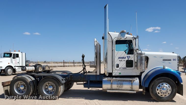 image for item DD0292 2007 Kenworth W900  semi truck