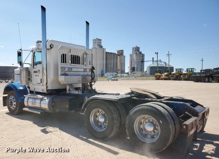image for item DD0292 2007 Kenworth W900  semi truck