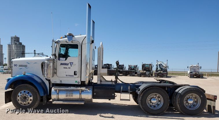 image for item DD0292 2007 Kenworth W900  semi truck