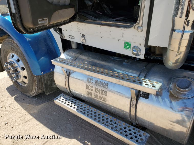 image for item DD0292 2007 Kenworth W900  semi truck