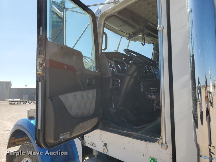 image for item DD0292 2007 Kenworth W900  semi truck