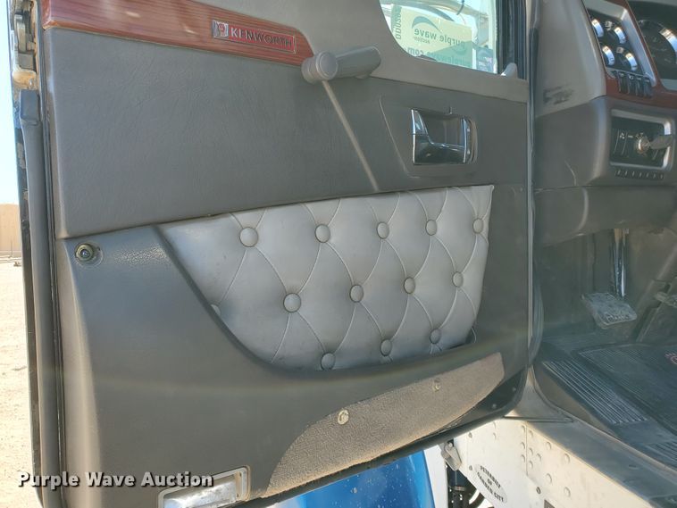 image for item DD0292 2007 Kenworth W900  semi truck