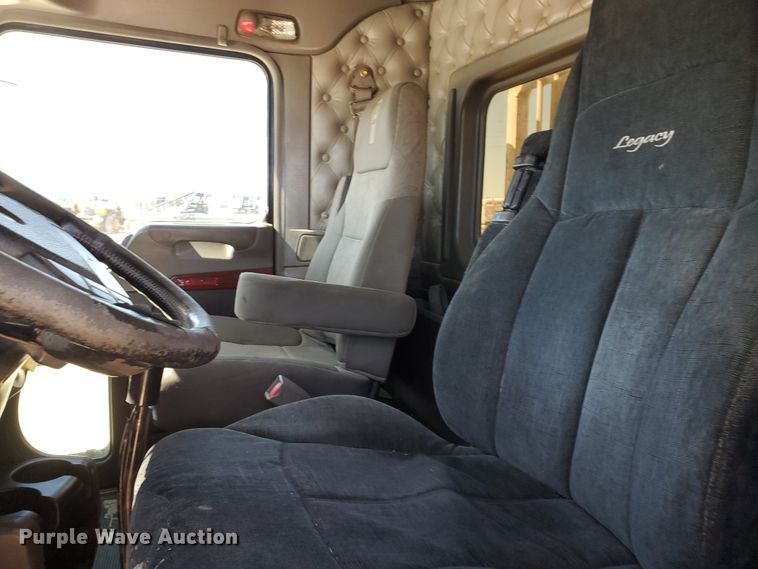 image for item DD0292 2007 Kenworth W900  semi truck