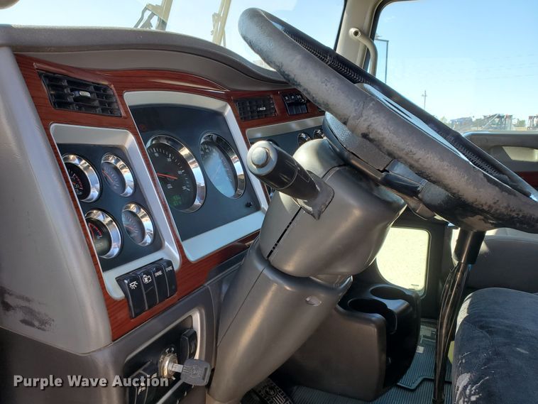 image for item DD0292 2007 Kenworth W900  semi truck