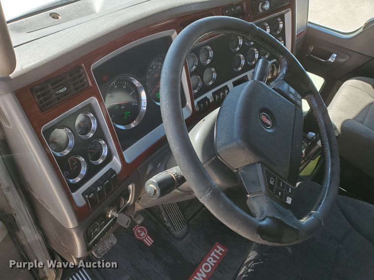 image for item DD0292 2007 Kenworth W900  semi truck
