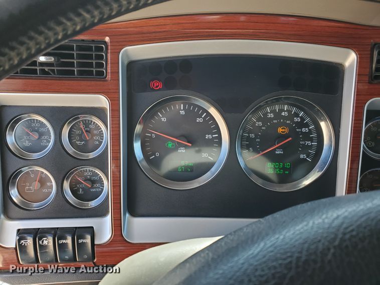 image for item DD0292 2007 Kenworth W900  semi truck