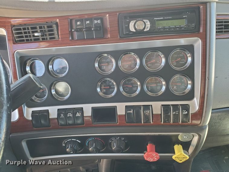 image for item DD0292 2007 Kenworth W900  semi truck