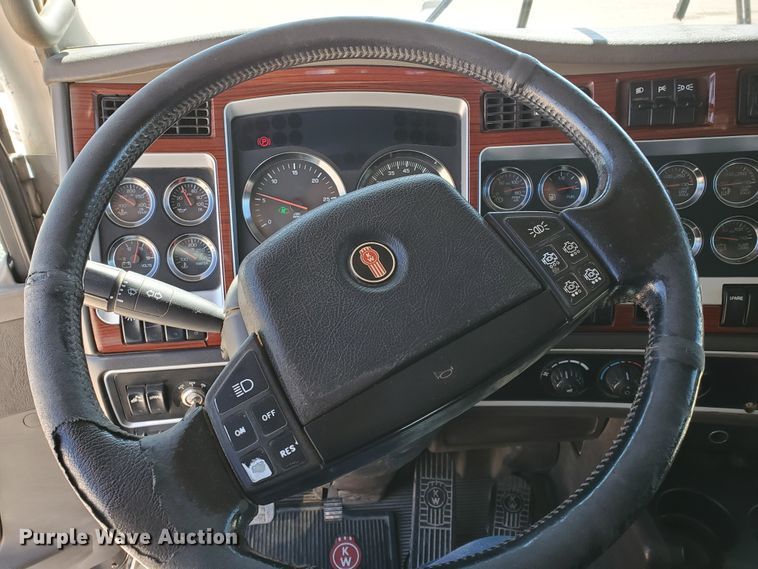 image for item DD0292 2007 Kenworth W900  semi truck