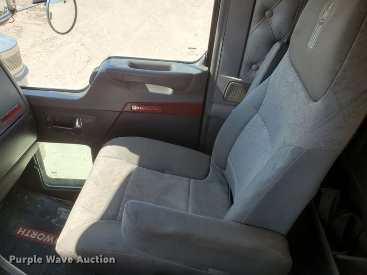 image for item DD0292 2007 Kenworth W900  semi truck