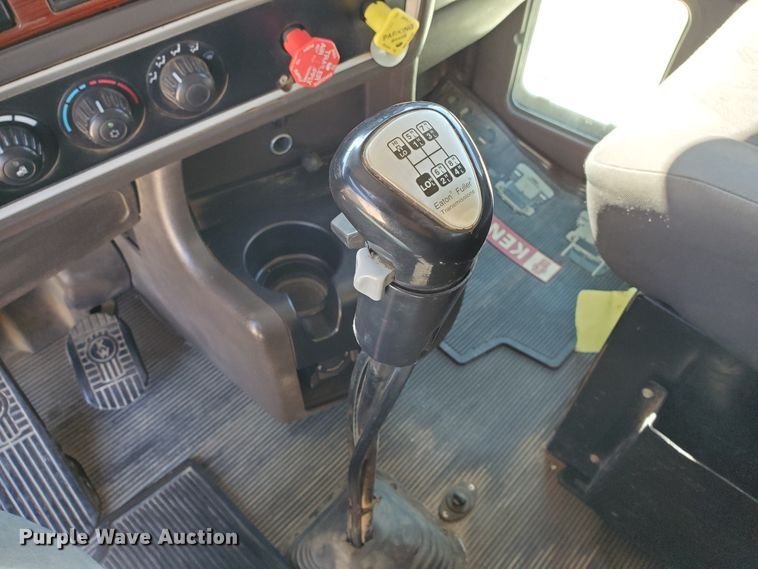 image for item DD0292 2007 Kenworth W900  semi truck