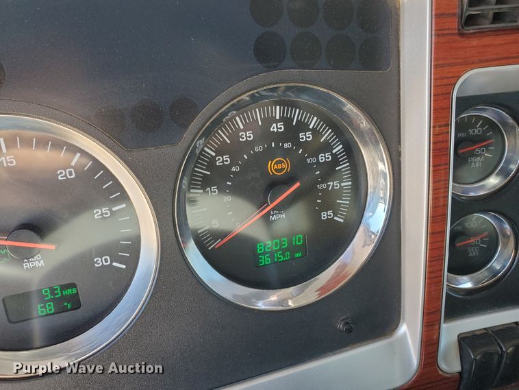 image for item DD0292 2007 Kenworth W900  semi truck