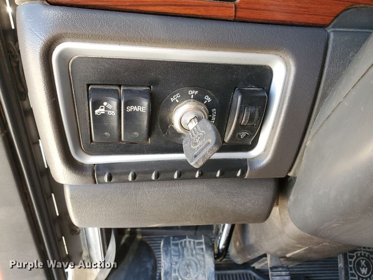 image for item DD0292 2007 Kenworth W900  semi truck