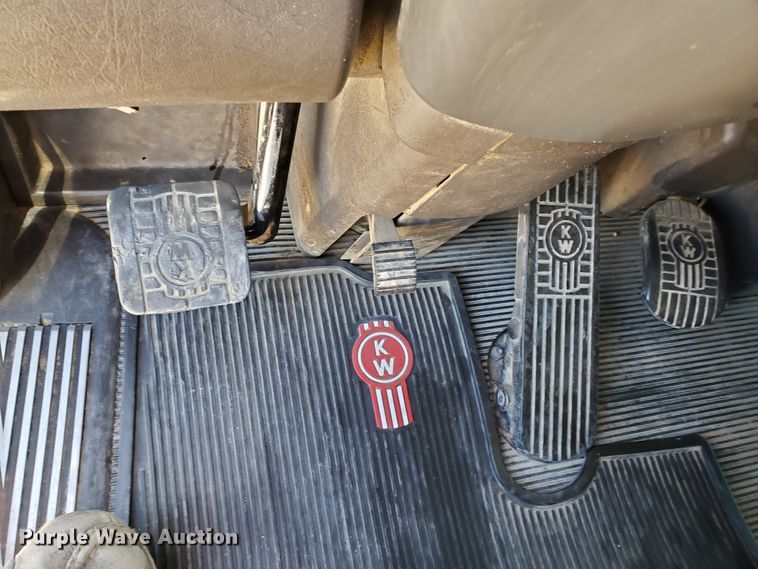 image for item DD0292 2007 Kenworth W900  semi truck