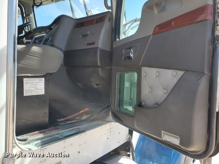 image for item DD0292 2007 Kenworth W900  semi truck