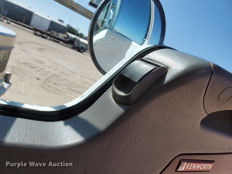 image for item DD0292 2007 Kenworth W900  semi truck