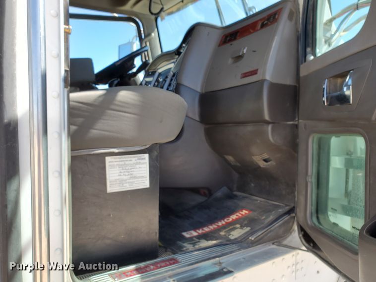image for item DD0292 2007 Kenworth W900  semi truck