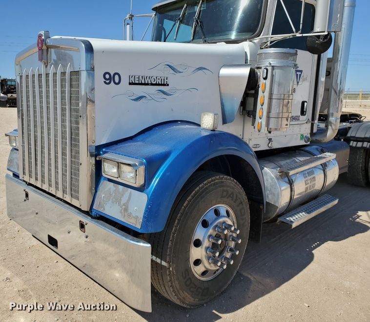 image for item DD0292 2007 Kenworth W900  semi truck