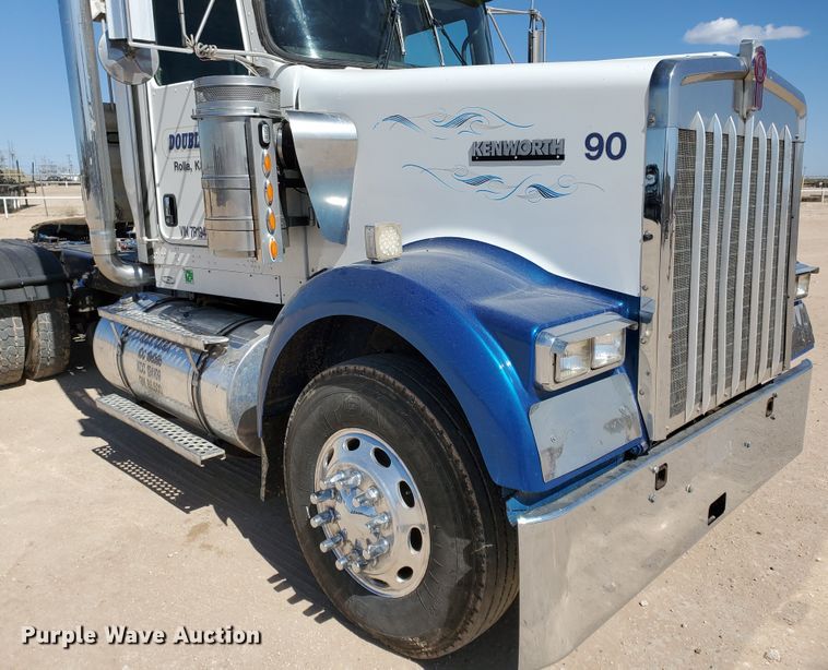 image for item DD0292 2007 Kenworth W900  semi truck
