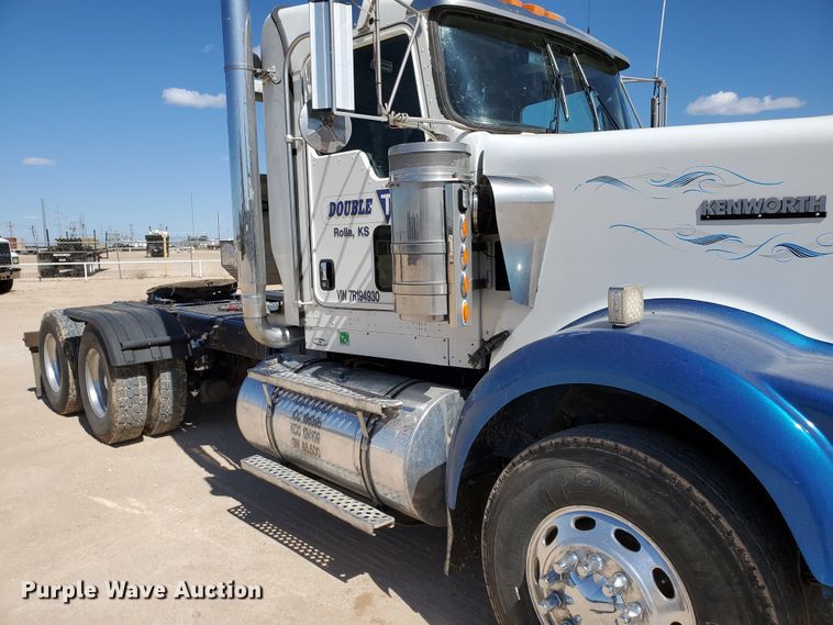 image for item DD0292 2007 Kenworth W900  semi truck