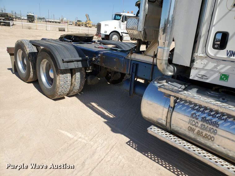 image for item DD0292 2007 Kenworth W900  semi truck