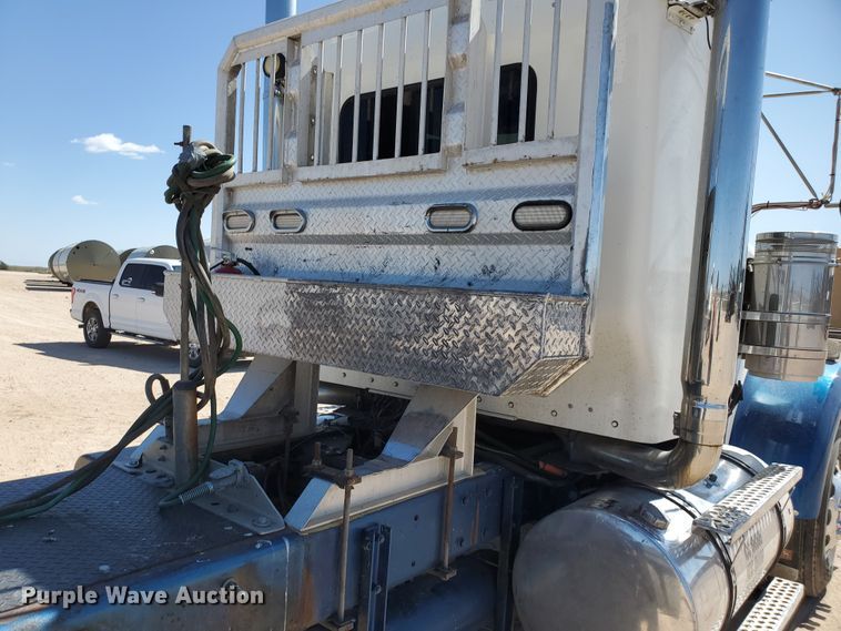 image for item DD0292 2007 Kenworth W900  semi truck