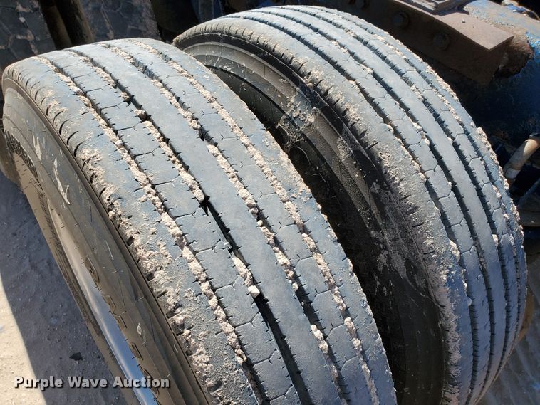 image for item DD0292 2007 Kenworth W900  semi truck