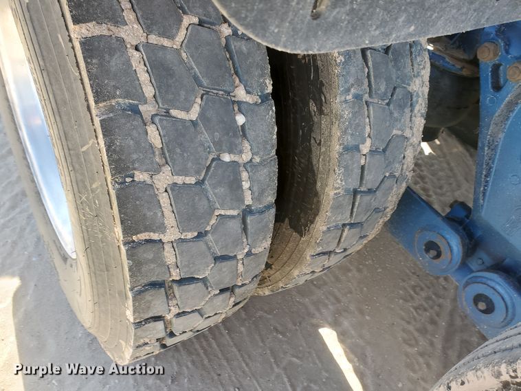 image for item DD0292 2007 Kenworth W900  semi truck