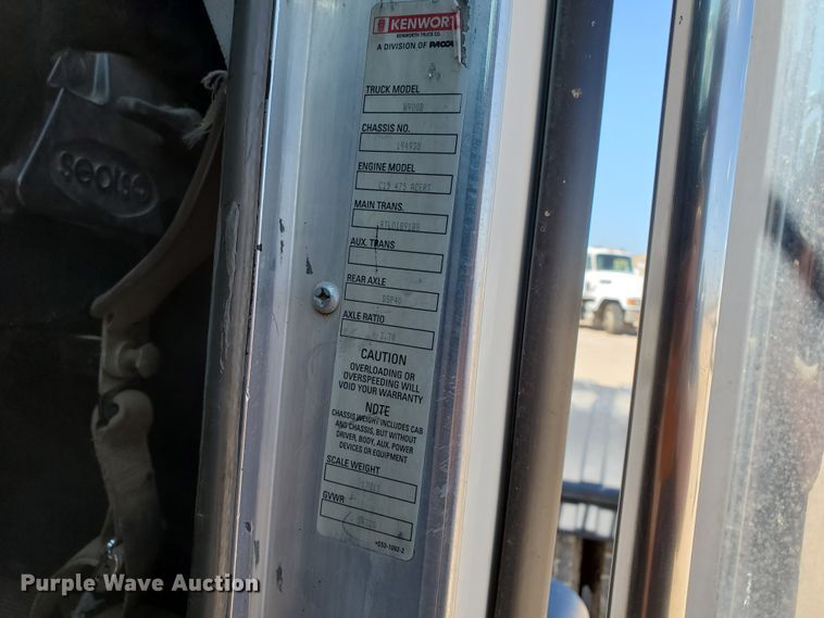image for item DD0292 2007 Kenworth W900  semi truck
