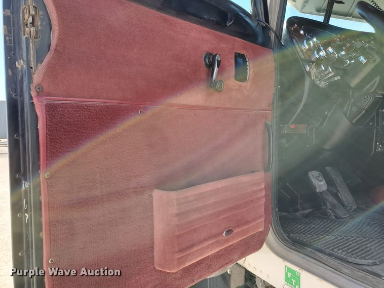 image for item HO9604 2002 Peterbilt 379  semi truck with crane