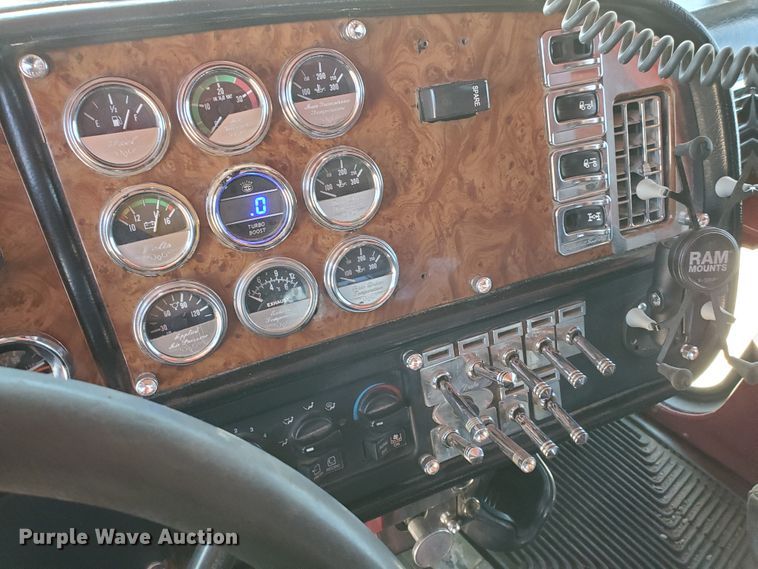 image for item HO9604 2002 Peterbilt 379  semi truck with crane